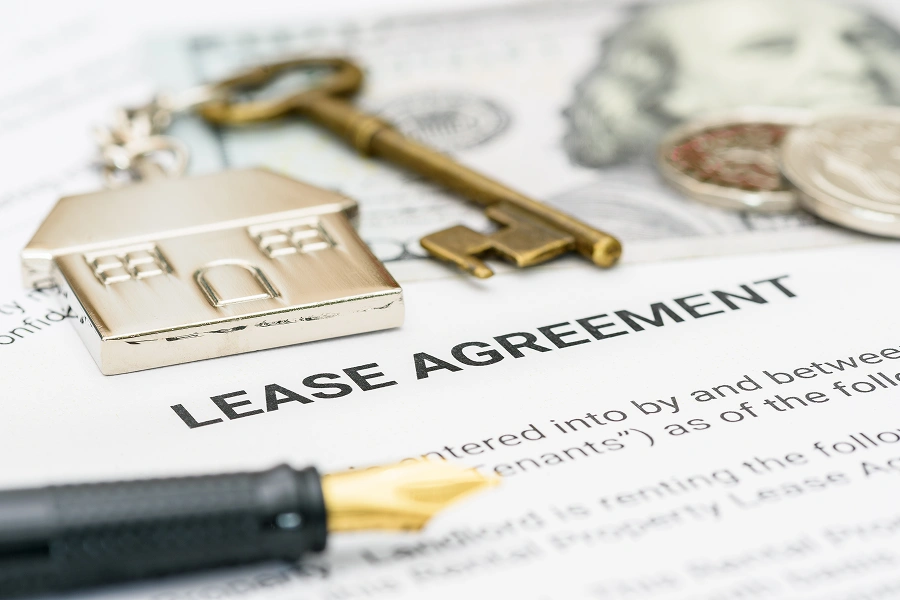 Lease agreement with keys and pen